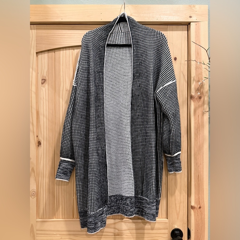 Open-Front Black & White Patterned Women's Sweater Cardigan‎